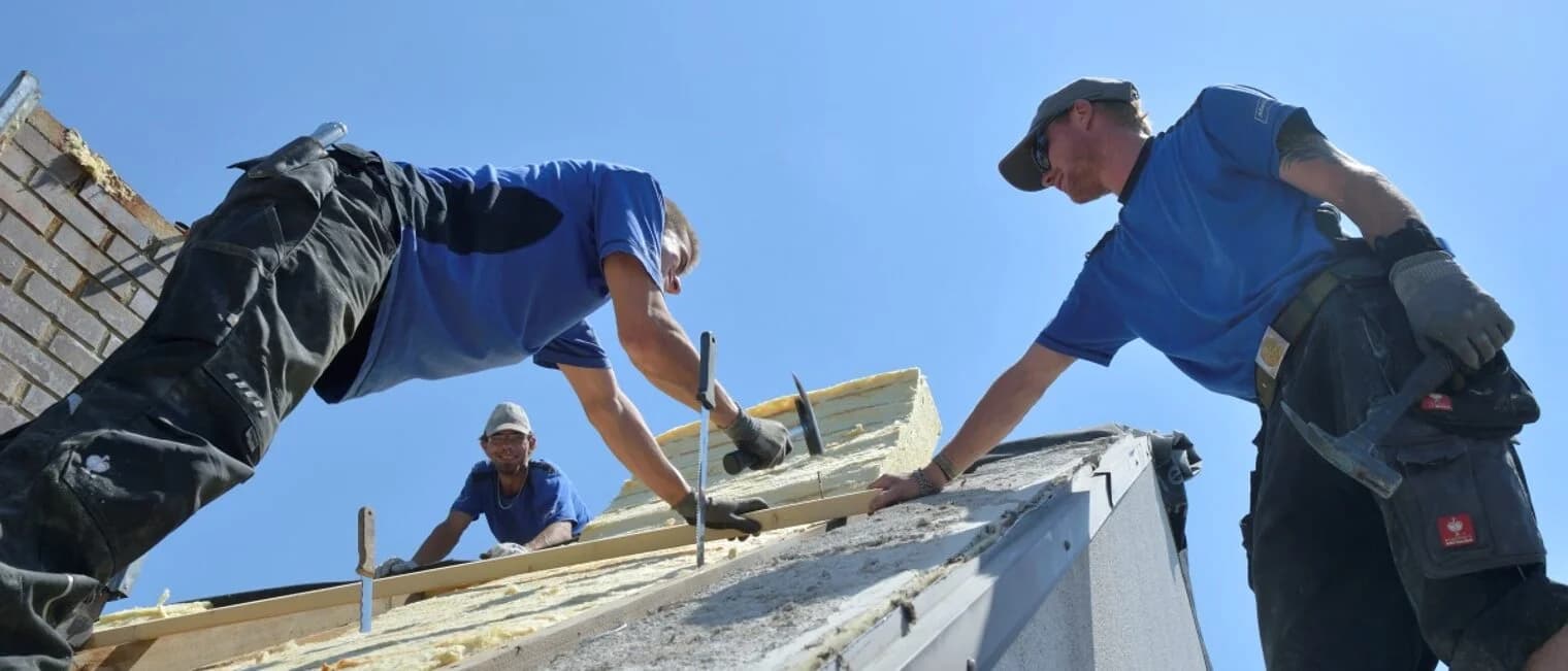 Dachdecker-Team bei der Arbeit