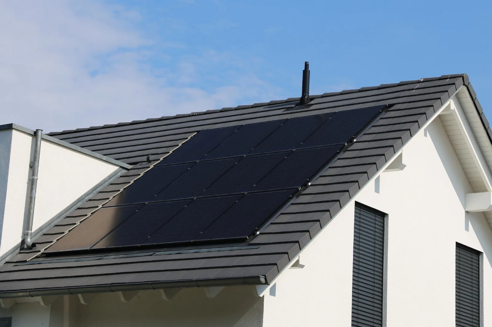 Photovoltaikmodule auf einem modern gedeckten Steildach